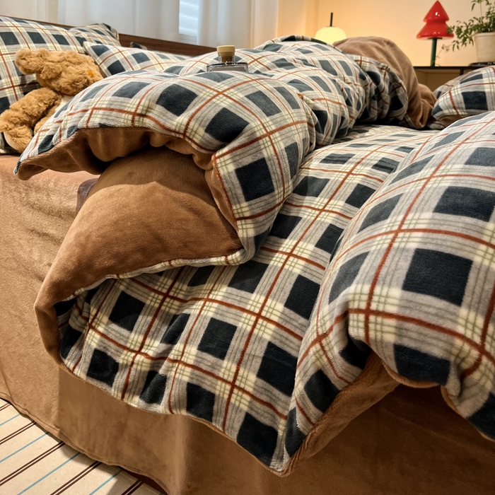 91家纺网 家纺一手货源 找家纺 桃子家居 2025新款A类ins简约奢尚渐变复古格子加厚牛奶绒四件套 绒-苏格蓝棕