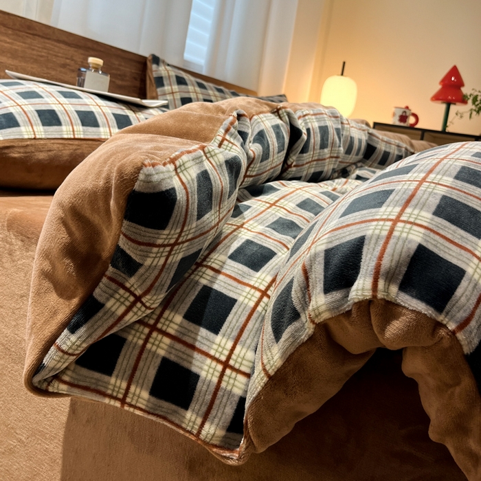 91家纺网 家纺一手货源 找家纺 桃子家居 2025新款A类ins简约奢尚渐变复古格子加厚牛奶绒四件套 绒-苏格蓝棕