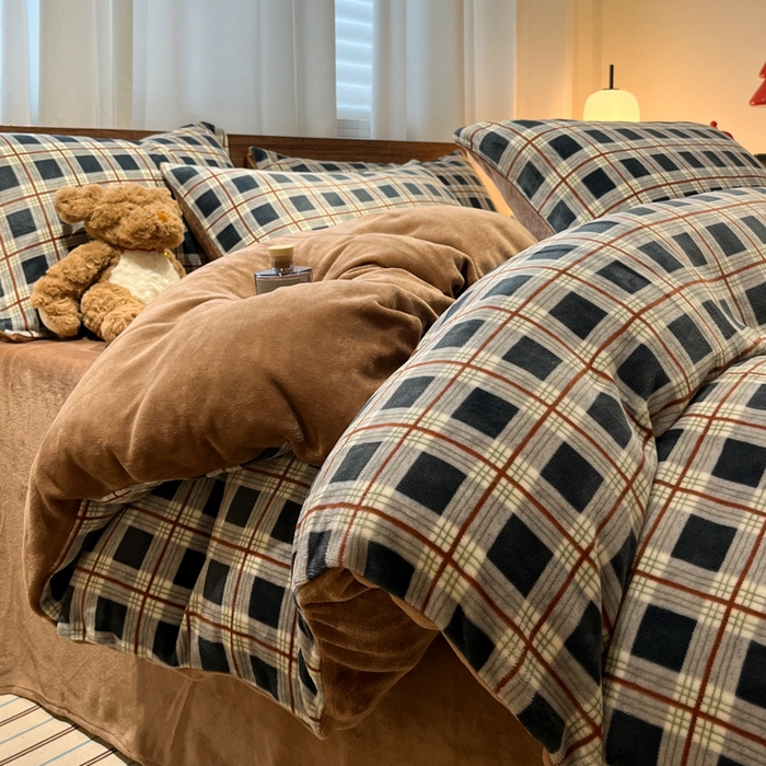 91家纺网 家纺一手货源 找家纺 桃子家居 2025新款A类ins简约奢尚渐变复古格子加厚牛奶绒四件套 绒-苏格蓝棕