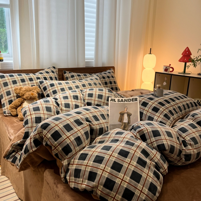 91家纺网 家纺一手货源 找家纺 桃子家居 2025新款A类ins简约奢尚渐变复古格子加厚牛奶绒四件套 绒-苏格蓝棕