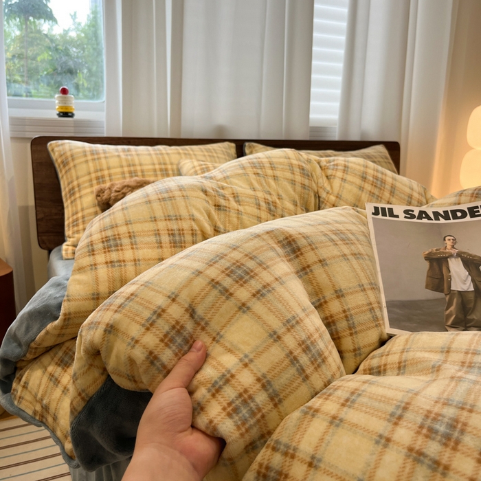 91家纺网 家纺一手货源 找家纺 桃子家居 2025新款A类ins简约奢尚渐变复古格子加厚牛奶绒四件套 绒-中古奶咖格蓝