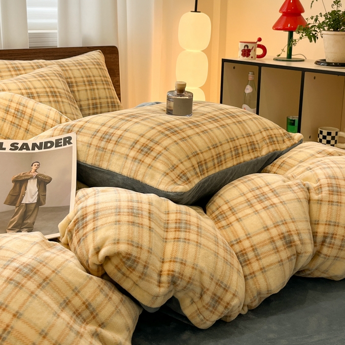 91家纺网 家纺一手货源 找家纺 桃子家居 2025新款A类ins简约奢尚渐变复古格子加厚牛奶绒四件套 绒-中古奶咖格蓝