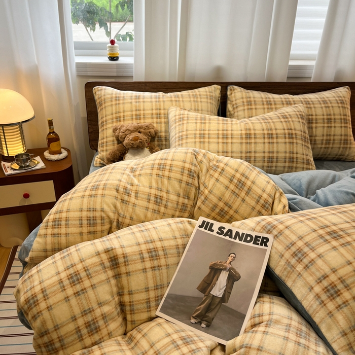 91家纺网 家纺一手货源 找家纺 桃子家居 2025新款A类ins简约奢尚渐变复古格子加厚牛奶绒四件套 绒-中古奶咖格蓝