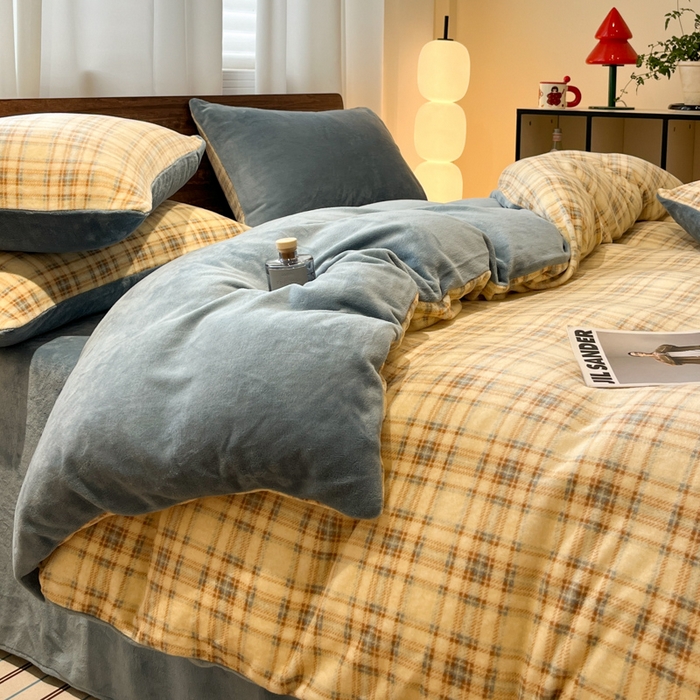 91家纺网 家纺一手货源 找家纺 桃子家居 2025新款A类ins简约奢尚渐变复古格子加厚牛奶绒四件套 绒-中古奶咖格蓝