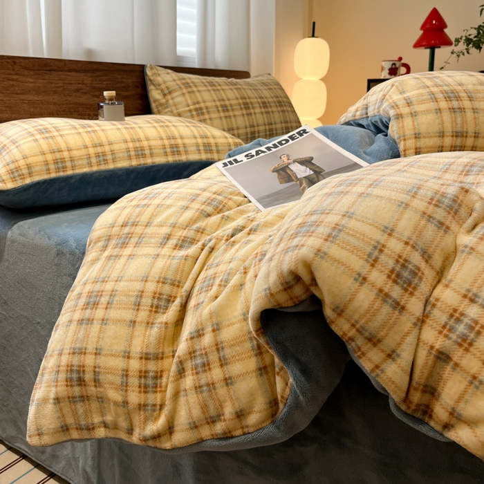 91家纺网 家纺一手货源 找家纺 桃子家居 2025新款A类ins简约奢尚渐变复古格子加厚牛奶绒四件套 绒-中古奶咖格蓝