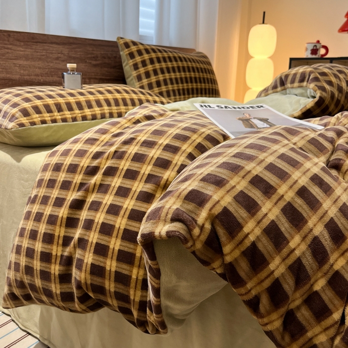 91家纺网 家纺一手货源 找家纺 桃子家居 2025新款A类ins简约奢尚渐变复古格子加厚牛奶绒四件套 绒-棕黄复古绿