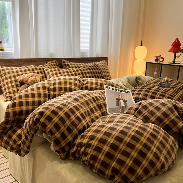 91家纺网 家纺一手货源 找家纺 桃子家居 2025新款A类ins简约奢尚渐变复古格子加厚牛奶绒四件套 绒-棕黄复古绿