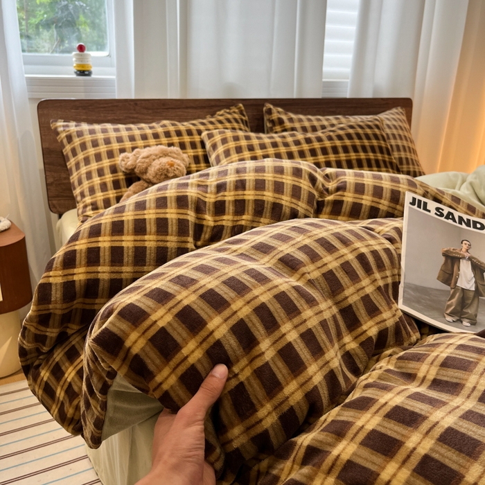 91家纺网 家纺一手货源 找家纺 桃子家居 2025新款A类ins简约奢尚渐变复古格子加厚牛奶绒四件套 绒-棕黄复古绿