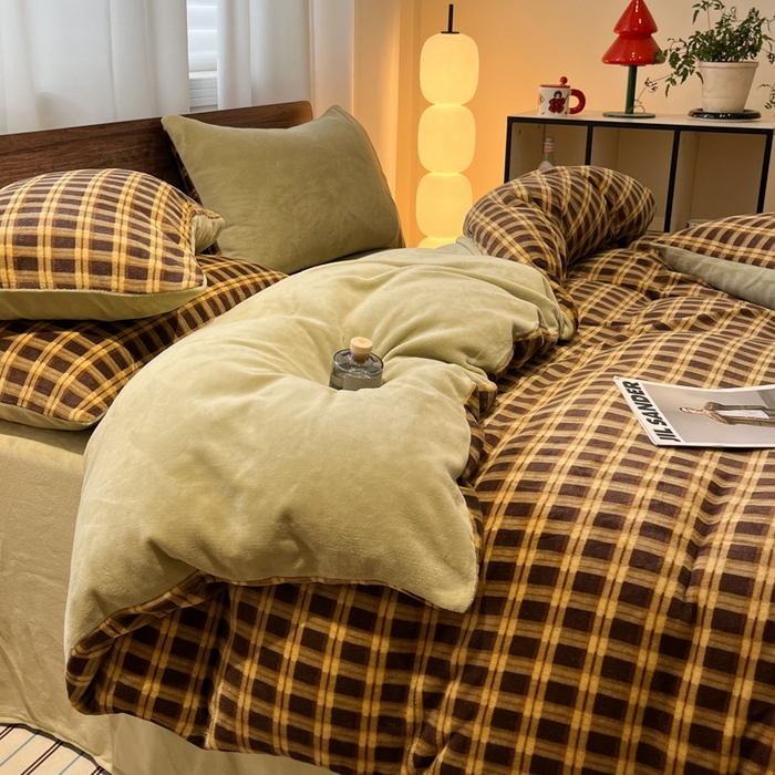 91家纺网 家纺一手货源 找家纺 桃子家居 2025新款A类ins简约奢尚渐变复古格子加厚牛奶绒四件套 绒-棕黄复古绿