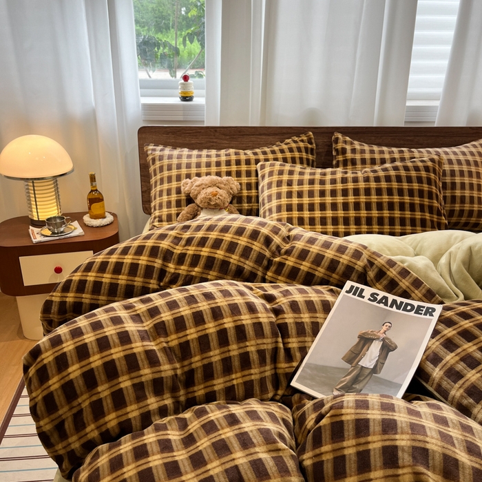 91家纺网 家纺一手货源 找家纺 桃子家居 2025新款A类ins简约奢尚渐变复古格子加厚牛奶绒四件套 绒-棕黄复古绿