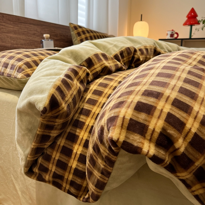 91家纺网 家纺一手货源 找家纺 桃子家居 2025新款A类ins简约奢尚渐变复古格子加厚牛奶绒四件套 绒-棕黄复古绿