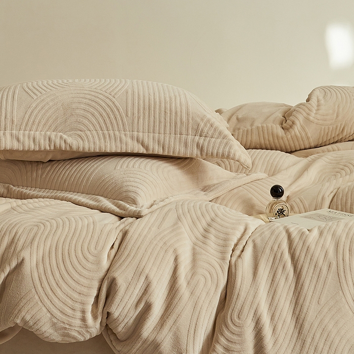 91家纺网 家纺一手货源 找家纺 （总）千朵森 2025新款高克重提花牛奶绒高品质四件套-年纪