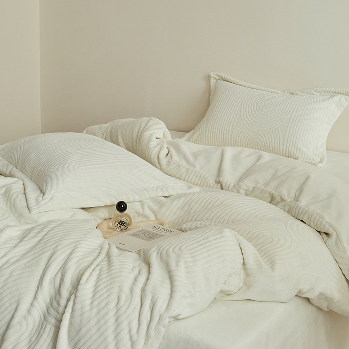 91家纺网 家纺一手货源 找家纺 千朵森 2025新款高克重提花牛奶绒高品质四件套-年纪 年纪-白