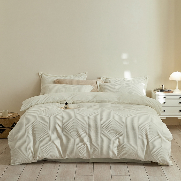 91家纺网 家纺一手货源 找家纺 千朵森 2025新款高克重提花牛奶绒高品质四件套-年纪 年纪-白