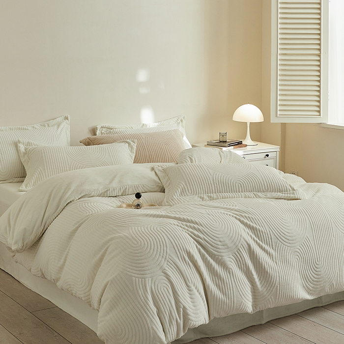 91家纺网 家纺一手货源 找家纺 千朵森 2025新款高克重提花牛奶绒高品质四件套-年纪 年纪-白