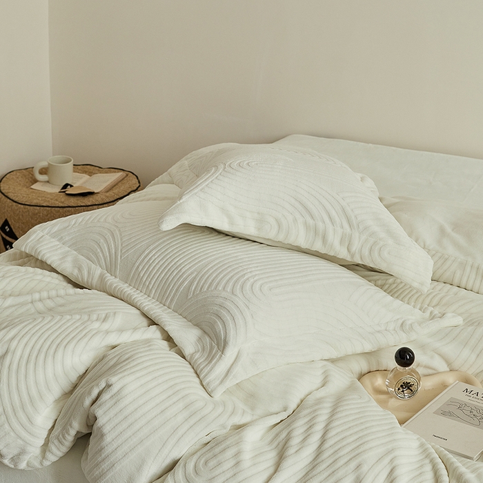 91家纺网 家纺一手货源 找家纺 千朵森 2025新款高克重提花牛奶绒高品质四件套-年纪 年纪-白