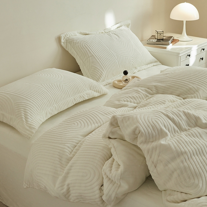 91家纺网 家纺一手货源 找家纺 千朵森 2025新款高克重提花牛奶绒高品质四件套-年纪 年纪-白