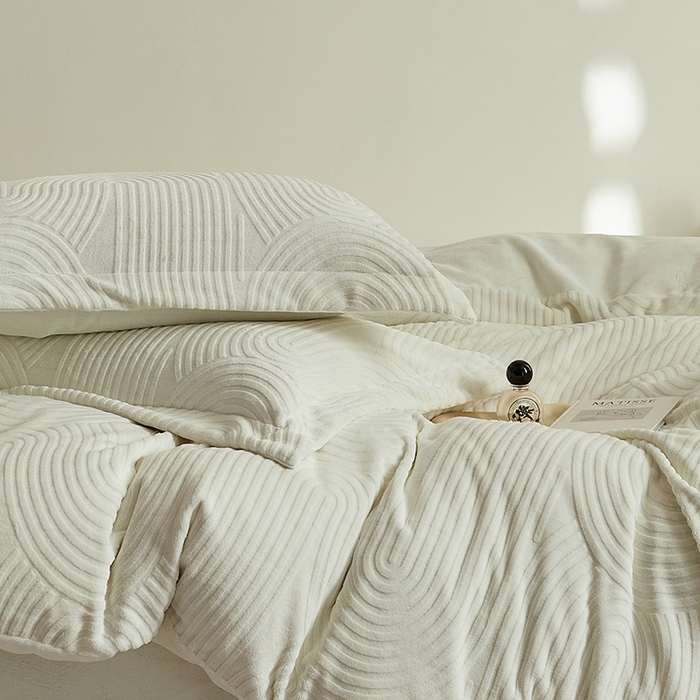 91家纺网 家纺一手货源 找家纺 千朵森 2025新款高克重提花牛奶绒高品质四件套-年纪 年纪-白