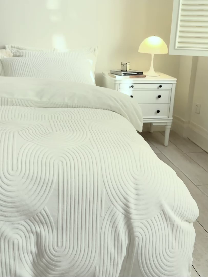 91家纺网 家纺一手货源 找家纺 千朵森 2025新款高克重提花牛奶绒高品质四件套-年纪 年纪-白