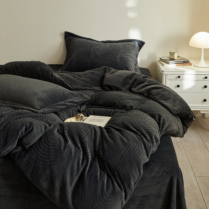 91家纺网 家纺一手货源 找家纺 千朵森 2025新款高克重提花牛奶绒高品质四件套-年纪 年纪-灰