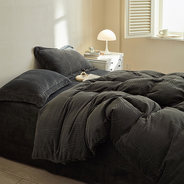 91家纺网 家纺一手货源 找家纺 千朵森 2025新款高克重提花牛奶绒高品质四件套-年纪 年纪-灰