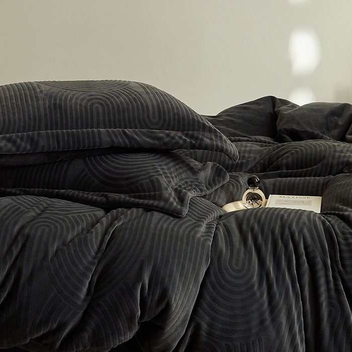 91家纺网 家纺一手货源 找家纺 千朵森 2025新款高克重提花牛奶绒高品质四件套-年纪 年纪-灰