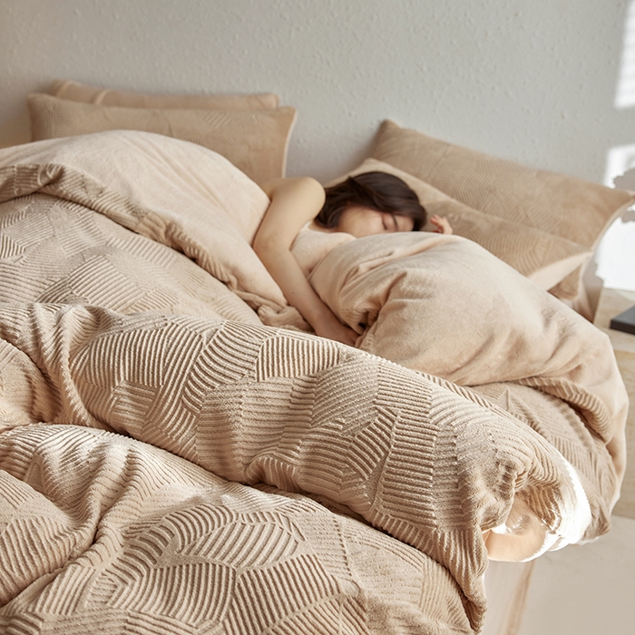 91家纺网 家纺一手货源 找家纺 千朵森 2025新款亲肤舒适烂花全消光牛奶绒四件套-梵静 梵静-可可杏