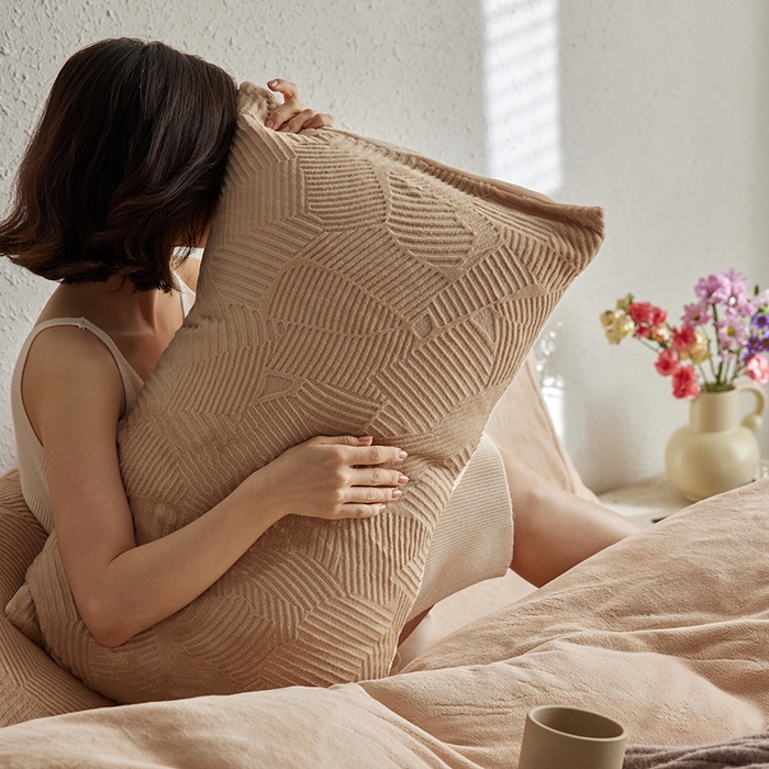 91家纺网 家纺一手货源 找家纺 千朵森 2025新款亲肤舒适烂花全消光牛奶绒四件套-梵静 梵静-可可杏