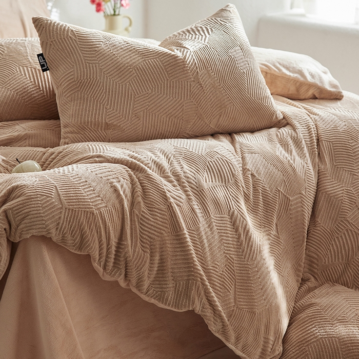 91家纺网 家纺一手货源 找家纺 千朵森 2025新款亲肤舒适烂花全消光牛奶绒四件套-梵静 梵静-可可杏