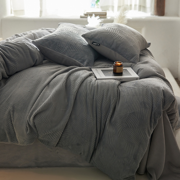 91家纺网 家纺一手货源 找家纺 千朵森 2025新款亲肤舒适烂花全消光牛奶绒四件套-梵静 梵静-慕云灰