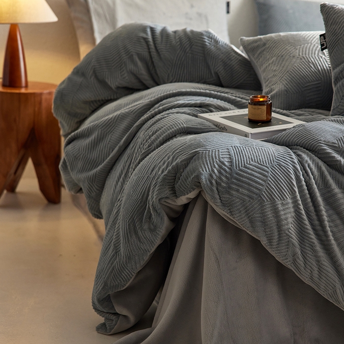 91家纺网 家纺一手货源 找家纺 千朵森 2025新款亲肤舒适烂花全消光牛奶绒四件套-梵静 梵静-慕云灰