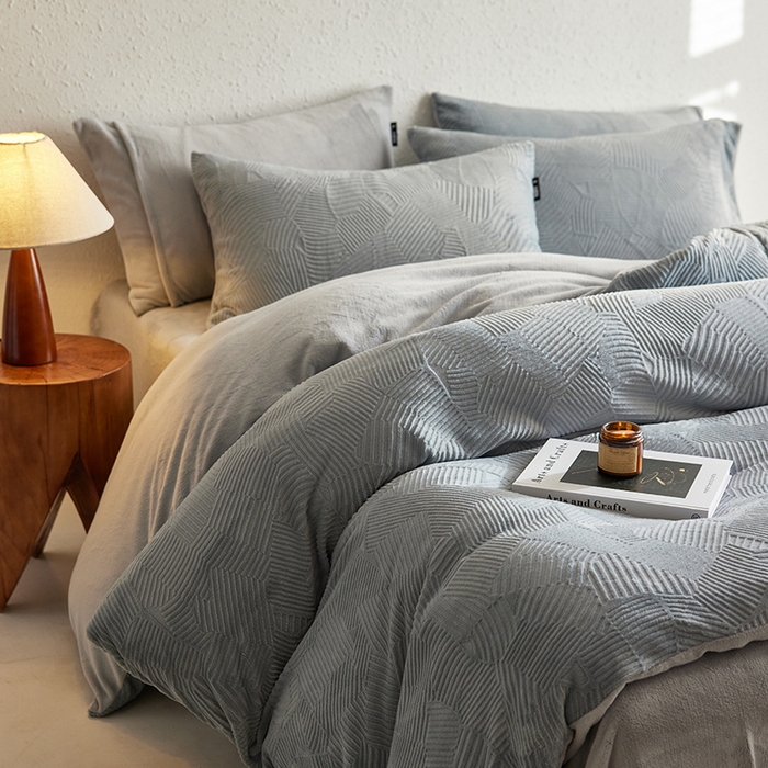 91家纺网 家纺一手货源 找家纺 千朵森 2025新款亲肤舒适烂花全消光牛奶绒四件套-梵静 梵静-慕云灰