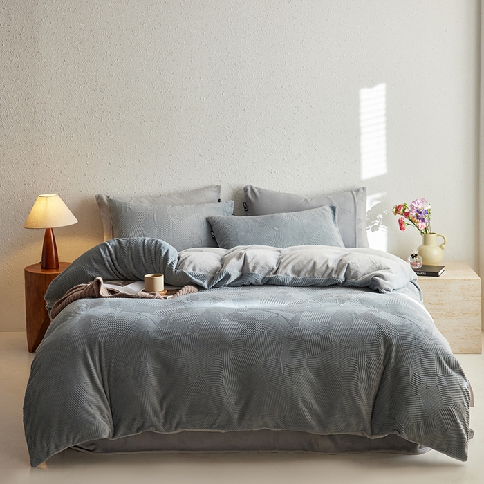 91家纺网 家纺一手货源 找家纺 千朵森 2025新款亲肤舒适烂花全消光牛奶绒四件套-梵静 梵静-慕云灰