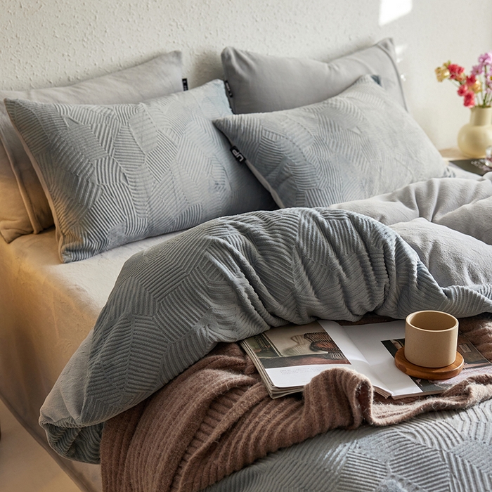 91家纺网 家纺一手货源 找家纺 千朵森 2025新款亲肤舒适烂花全消光牛奶绒四件套-梵静 梵静-慕云灰