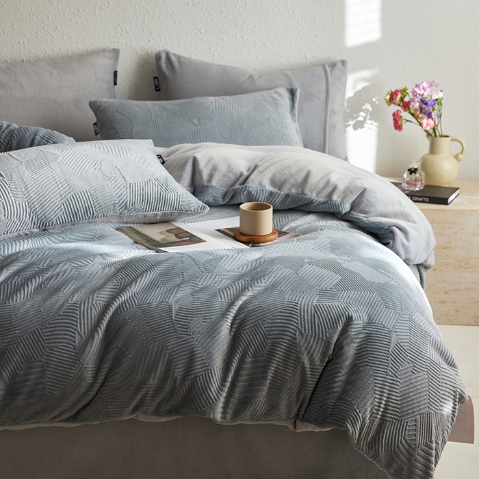 91家纺网 家纺一手货源 找家纺 千朵森 2025新款亲肤舒适烂花全消光牛奶绒四件套-梵静 梵静-慕云灰