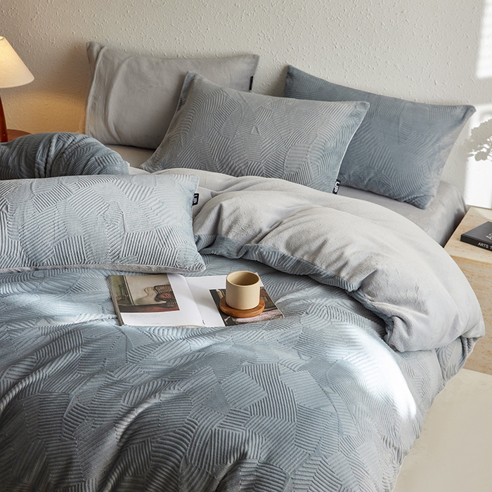 91家纺网 家纺一手货源 找家纺 千朵森 2025新款亲肤舒适烂花全消光牛奶绒四件套-梵静 梵静-慕云灰