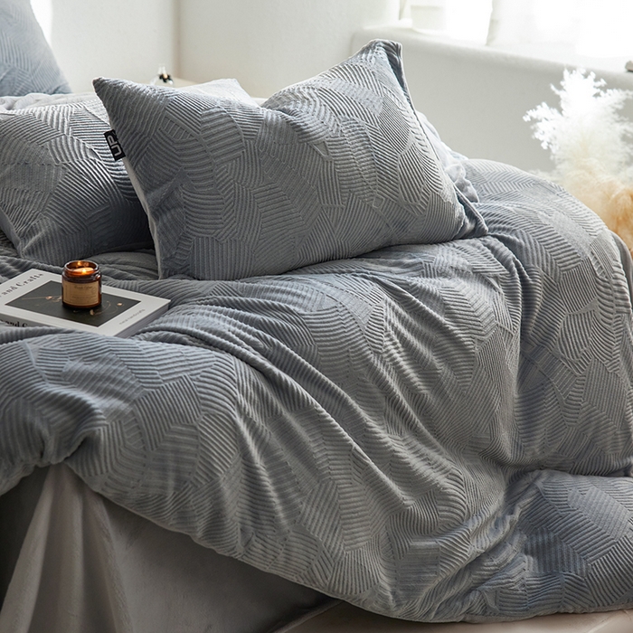 91家纺网 家纺一手货源 找家纺 千朵森 2025新款亲肤舒适烂花全消光牛奶绒四件套-梵静 梵静-慕云灰