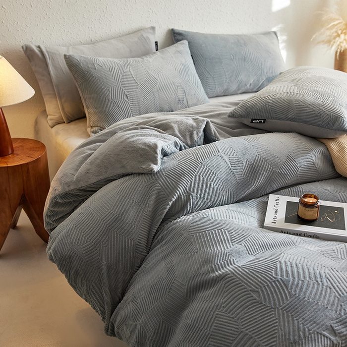 91家纺网 家纺一手货源 找家纺 千朵森 2025新款亲肤舒适烂花全消光牛奶绒四件套-梵静 梵静-慕云灰