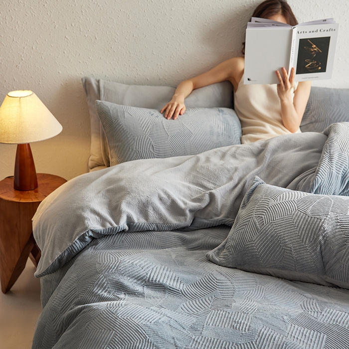 91家纺网 家纺一手货源 找家纺 千朵森 2025新款亲肤舒适烂花全消光牛奶绒四件套-梵静 梵静-慕云灰