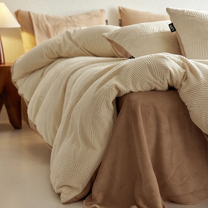 91家纺网 家纺一手货源 找家纺 千朵森 2025新款亲肤舒适烂花全消光牛奶绒四件套-梵静 梵静-奶白杏