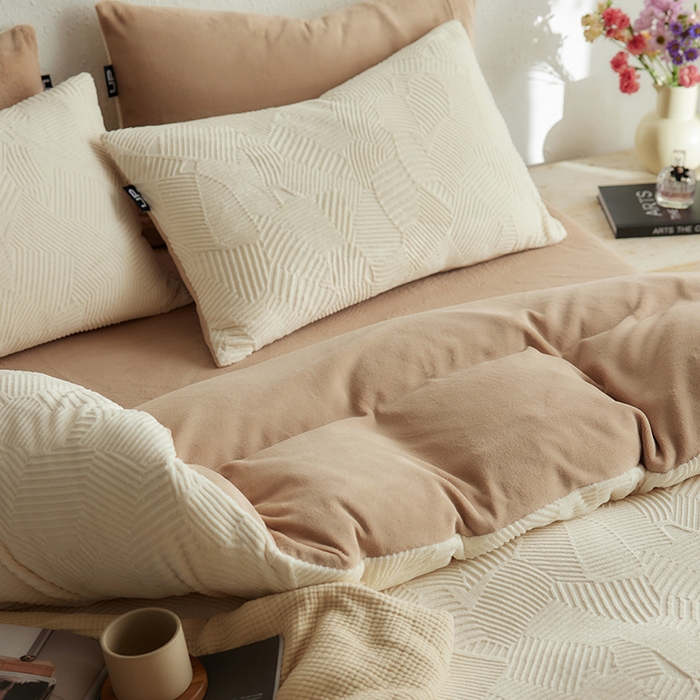 91家纺网 家纺一手货源 找家纺 千朵森 2025新款亲肤舒适烂花全消光牛奶绒四件套-梵静 梵静-奶白杏