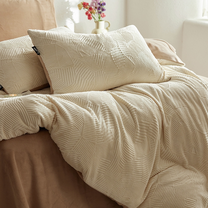 91家纺网 家纺一手货源 找家纺 千朵森 2025新款亲肤舒适烂花全消光牛奶绒四件套-梵静 梵静-奶白杏