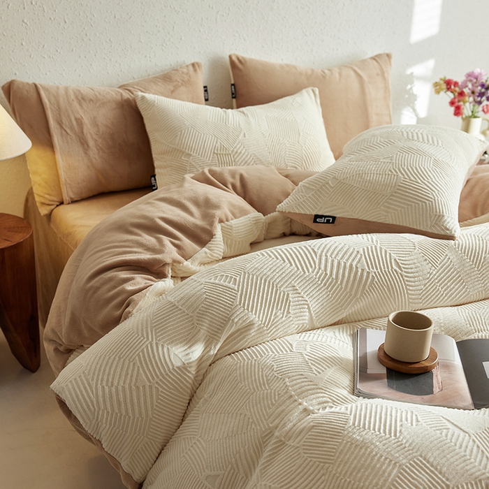 91家纺网 家纺一手货源 找家纺 千朵森 2025新款亲肤舒适烂花全消光牛奶绒四件套-梵静 梵静-奶白杏