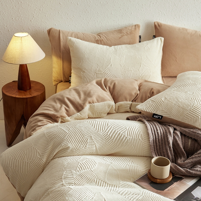 91家纺网 家纺一手货源 找家纺 千朵森 2025新款亲肤舒适烂花全消光牛奶绒四件套-梵静 梵静-奶白杏