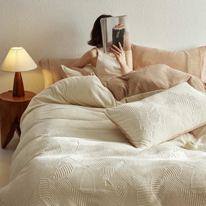 91家纺网 家纺一手货源 找家纺 千朵森 2025新款亲肤舒适烂花全消光牛奶绒四件套-梵静 梵静-奶白杏