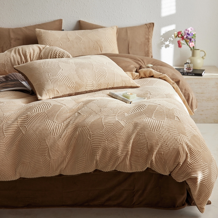 91家纺网 家纺一手货源 找家纺 千朵森 2025新款亲肤舒适烂花全消光牛奶绒四件套-梵静 梵静-奶茶咖