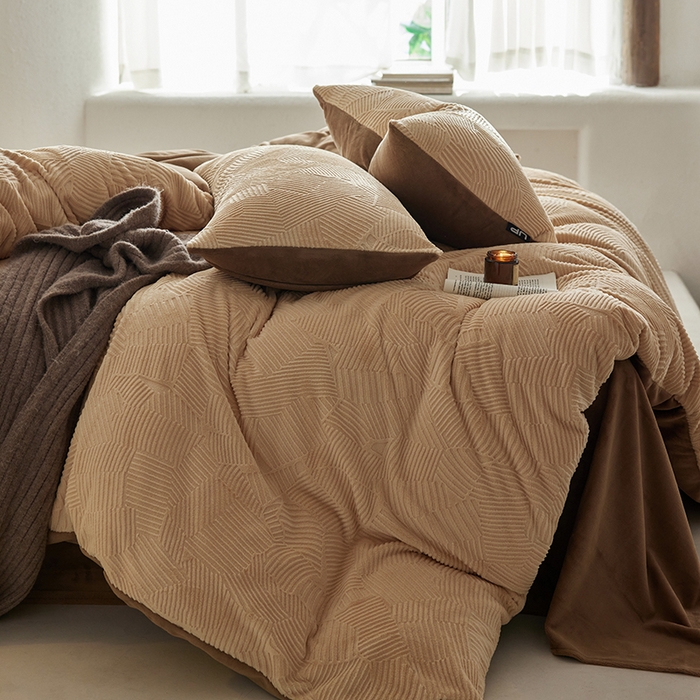 91家纺网 家纺一手货源 找家纺 千朵森 2025新款亲肤舒适烂花全消光牛奶绒四件套-梵静 梵静-奶茶咖