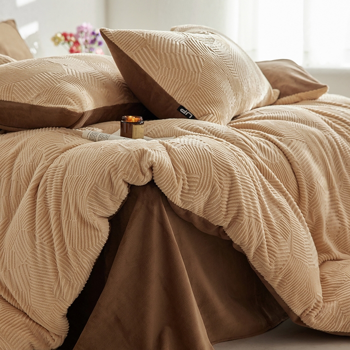 91家纺网 家纺一手货源 找家纺 千朵森 2025新款亲肤舒适烂花全消光牛奶绒四件套-梵静 梵静-奶茶咖