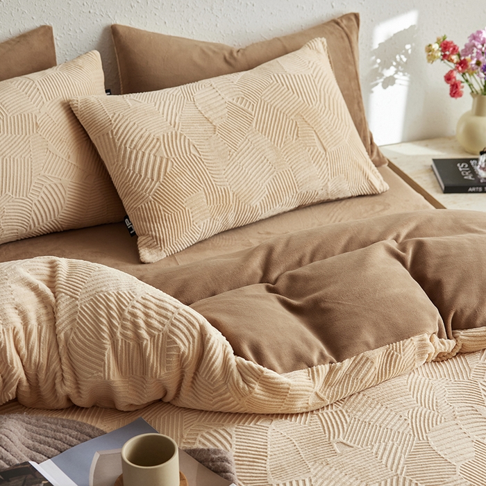 91家纺网 家纺一手货源 找家纺 千朵森 2025新款亲肤舒适烂花全消光牛奶绒四件套-梵静 梵静-奶茶咖