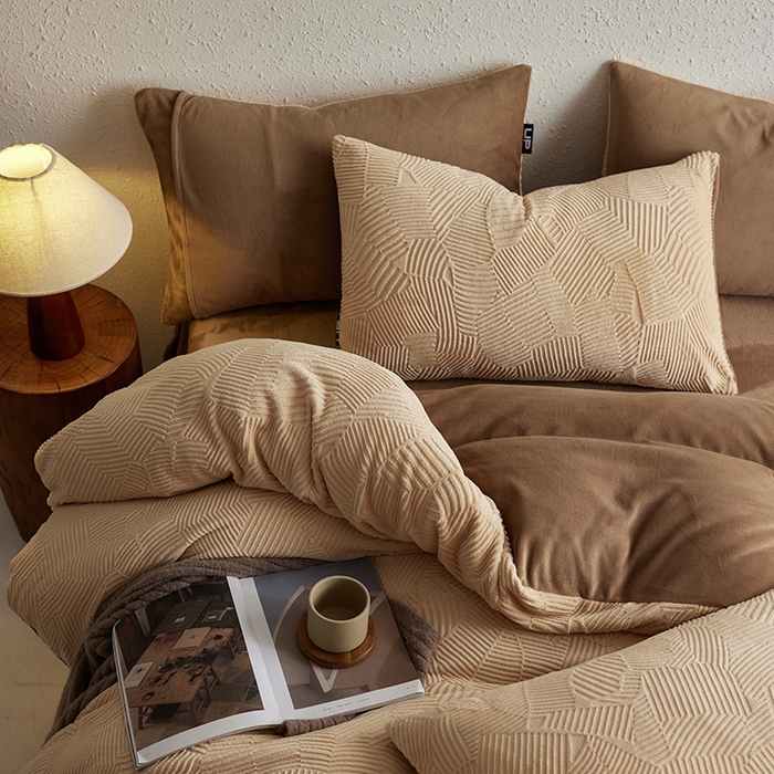 91家纺网 家纺一手货源 找家纺 千朵森 2025新款亲肤舒适烂花全消光牛奶绒四件套-梵静 梵静-奶茶咖